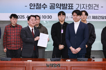 [포토] 청년들 정책제안서 받은 안철수