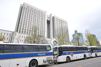 [포토] 경찰차벽 세워진 서울중앙지법