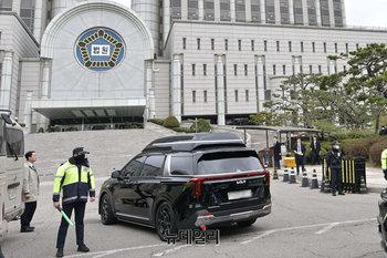 [포토] 내란혐의 첫 재판 출석하는 윤석열 전 대통령