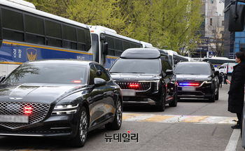 [포토] 법원 들어서는 윤 전 대통령 탑승차량