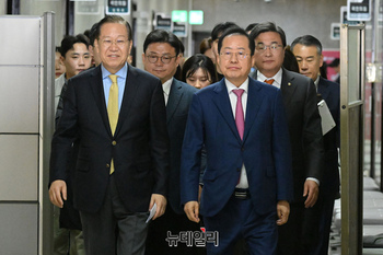 [포토] 나란히 입장하는 권영세·홍준표