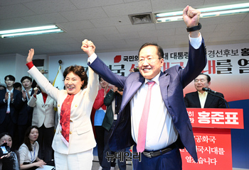 [포토] 이순삼 여사와 손잡은 홍준표 