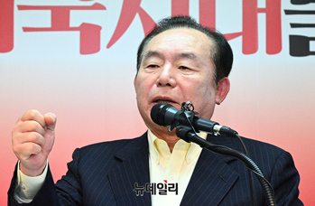 [포토] 홍준표 대선 출마선언, 지지 발언하는 이인제