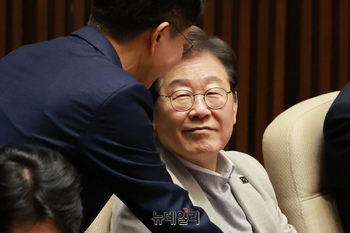 [포토] 의원들과 대화 나누는 이재명 전 민주당 대표