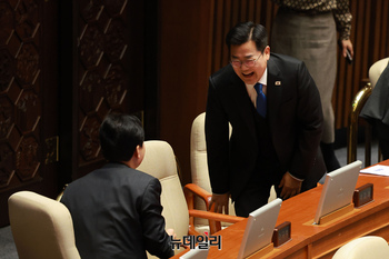 [포토] 본회의 참석한 박찬대 당대표 직무대행