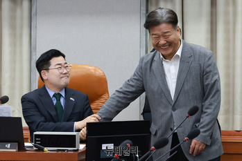 [포토] 의원들과 인사 나누는 박찬대 운영위원장