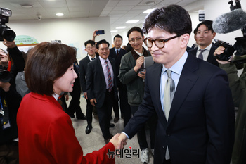 [포토] 한동훈·나경원 '어색한 악수'