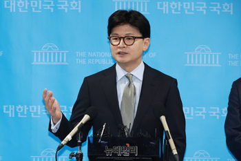 [포토] 기자들의 질문에 답하는 한동훈 전 대표