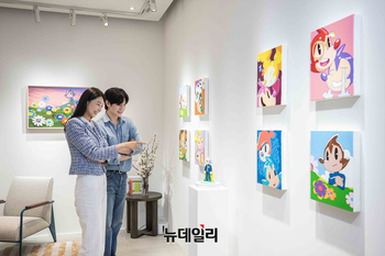 [포토] 신세계 강남점 "팝아트 1세대 이동기 작가 한정판 피규어 만나보세요"