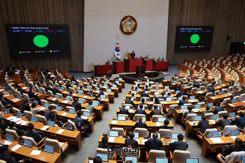[포토] '이완규·함상훈 지명 철회 결의안' 국회 통과