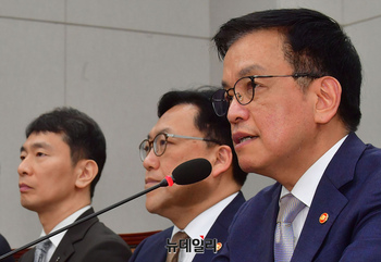 [포토] 답변하는 최상목 부총리 겸 기획재정부 장관