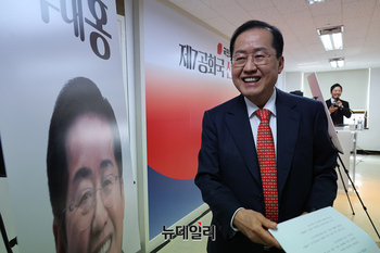 [포토] 회견장 나서는 홍준표 경선후보