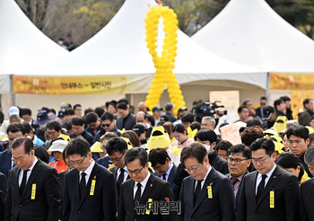 [포토] 묵념하는 권영세·김경수·김동연·이재명·박찬대