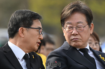 [포토] 대화 나누는 김동연·이재명 