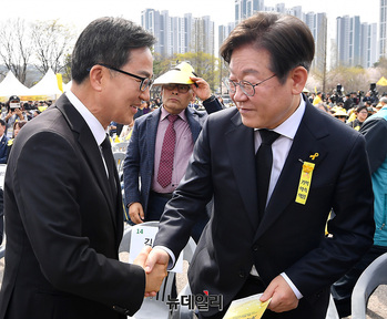 [포토] 세월호 기억식서 인사 나누는 김동연·이재명 