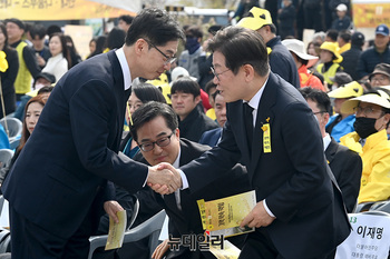 [포토] 악수 나누는 김경수·이재명 