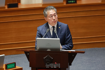 [포토] 답변하는 김민석 고용노동부 차관