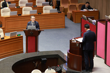 [포토] 의원들의 질의에 답하는 고기동 장관 직무대행