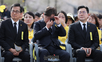 [포토] 세월호 11주기 기억식, 눈물 흘리는 참석자들 