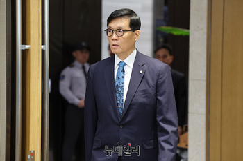 [포토] 금융통화위원회 본회의 참석하는 이창용 한국은행 총재 