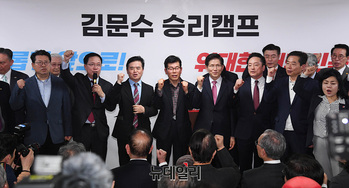[포토] 지지선언 당협위원장과 기념촬영 하는 김문수 