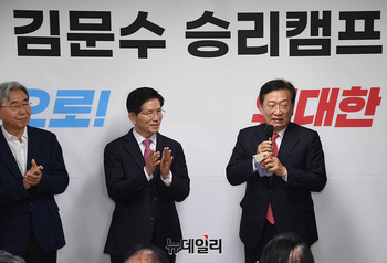 [포토] 지지발언 하는 석동현 변호사 