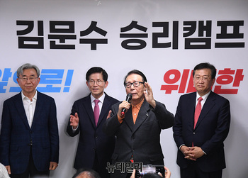 [포토] 지지발언 하는 박찬종 전 의원 