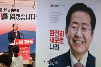 [포토] 홍준표 "북핵에는 핵으로 대응해야"