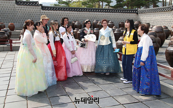 [포토] '한국의 장 담그기 문화 행사' 전통장 설명듣는 관광객들