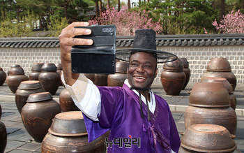 [포토] '전통장과 함께' 기념촬영 하는 외국인 관광객