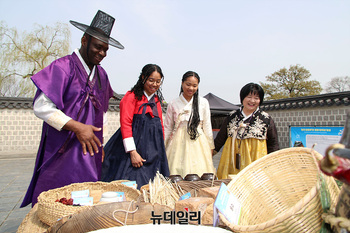 [포토] 전통장 재료 살펴보는 외국인 관광객 