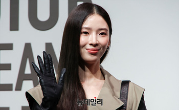 [영상] 아이린 킴 '반가운 손인사'