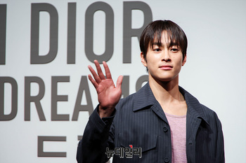 [포토] 손인사 하는 홍태준