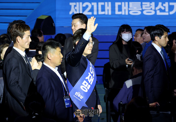 [포토] 민주당 충청권 합동연설회, 입장하는 이재명