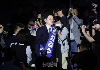 [포토] 입장하는 김경수 경선 후보