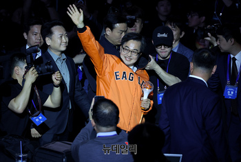 [포토] 야구점퍼 입고 등장하는 김동연