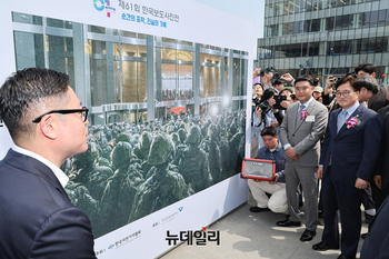 [포토] 한국보도사진전 관람하는 우원식 국회의장