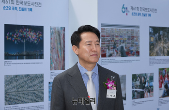 [포토] 한국보도사진전 관람하는 오세훈 서울시장