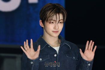 [포토] 투어스 지훈 "미니3집으로 인사드려요"