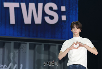 [포토] 투어스 신유 '완벽 비율'