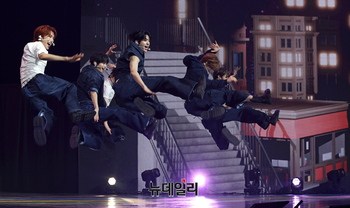 [포토] 투어스 타이틀곡 '마음 따라 뛰는 건 멋지지 않아?'