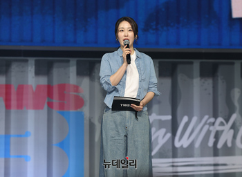 [포토] 투어스 컴백 소개하는 신아영 아나운서