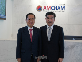 [포토] 제임스 김 주한미국상공회의소 회장 만난 홍준표 