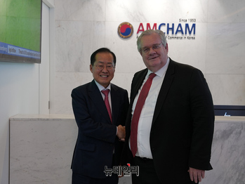 [포토] 주한미국상공회의소 찾은 홍준표 경선 후보