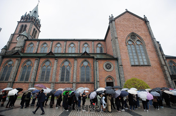 [포토] 프란치스코 교황 선종...이어지는 추모 행렬 
