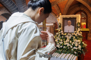 [포토] 명동성당 마련된 프란치스코 교황 빈소