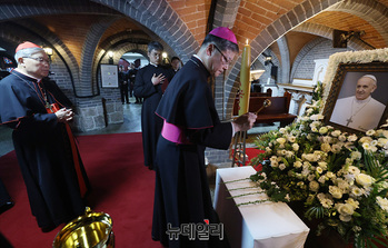 [포토] 프란치스코 교황 조문하는 서울대교구 주교단