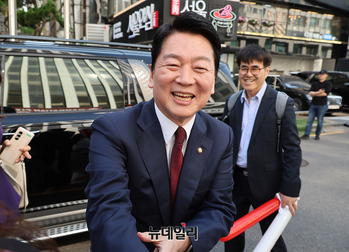 [포토] 당사 나서며 악수나누는 안철수 경선 후보