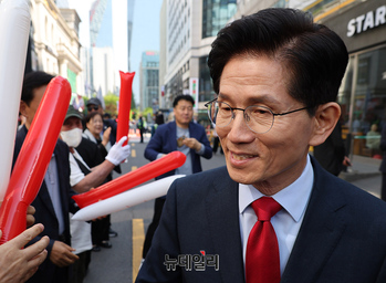 [포토] 지지자들과 악수 나누는 김문수 경선 후보