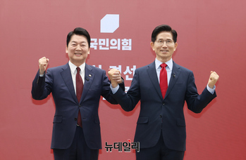 [포토] 기념촬영하는 안철수-김문수